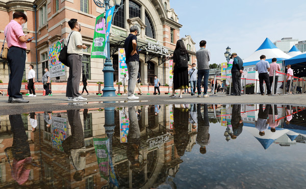 23일 오전 서울 중구 서울역광장에 마련된 임시선별검사소에서 시민들이 코로나19 검사를 받기 위해 줄지어 서 있다. 2021.06.23 / 사진=[뉴시스]