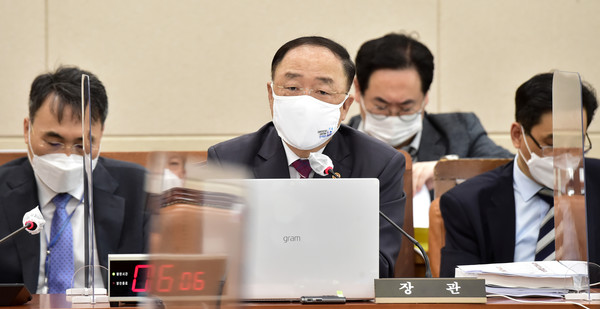 홍남기 경제부총리 겸 기획재정부 장관이 23일 서울 여의도 국회에서 열린 기획재정위원회 전체회의에 출석해 질의에 답변하고 있다.2021.06.23 / 사진=[공동취재사진]