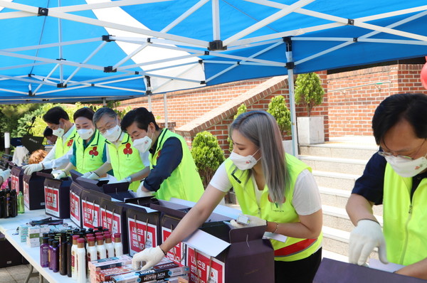 ※ 사진자료 :  [사랑의열매]홍보대사와 함께하는 생활용품 키트제작 봉사활동