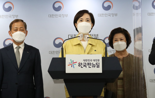 유은혜 사회부총리 겸 교육부 장관이 24일 오전 서울 종로구 정부서울청사에서 2학기 대학 대면활동의 단계적 확대 방안을 발표하고 있다. 2021.06.24 / 사진=[뉴시스]