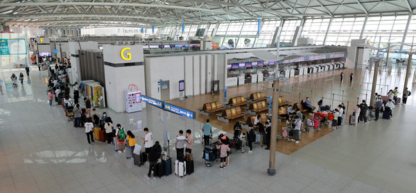 코로나19 델타 변이 바이러스와 전파력이 더 강한 델타 플러스 변이까지 등장한 24일 오후 인천국제공항 제1여객터미널 출국장에서 승객들이 출국 수속을 기다리고 있다. 2021.06.24 / 사진=[뉴시스]