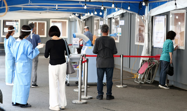 25일 오전 서울 중구 서울역광장에 마련된 코로나19 임시선별검사소에서 시민들이 검사를 받기 위해 대기하고 있다. 2021.06.25 / 사진=[뉴시스]