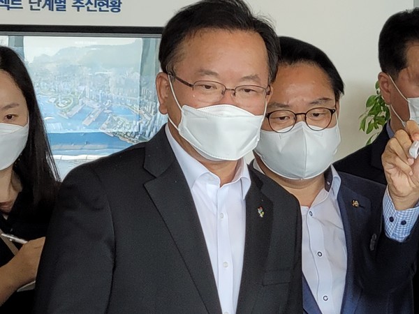 김부겸 국무총리가 25일 오전 부산항 국제여객터미널에서 부산항 북항재개발사업 추진현황에 대해 설명을 듣고 있다. 2021.06.25 / 사진=[뉴시스]