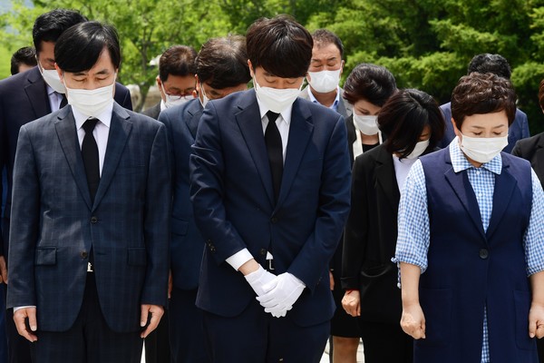 25일 오후 경남 김해 봉하마을 찾은 이준석 대표를 비롯한 국민의 힘 지도부가 노무현 전 대통령 묘역에 참배하고 있다. 2021.06.25 / 사진=[뉴시스]