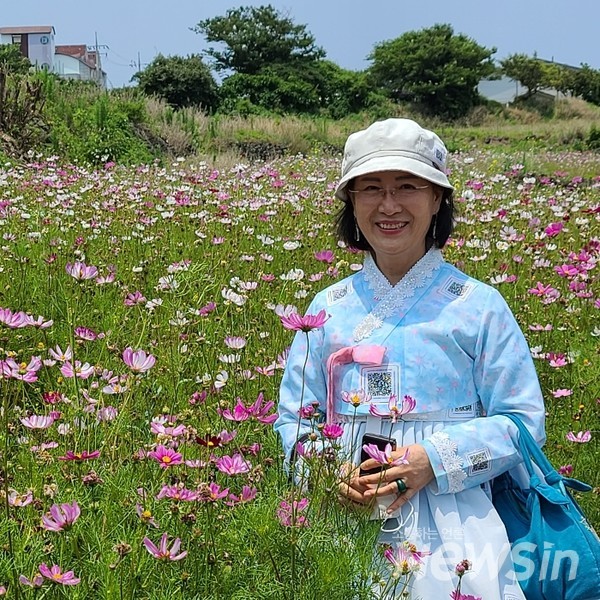 가을인가? 꼬스모스가 만발한  용두암 주변 한복을 입고 여행오신 분이 눈에 뛴다(사진=정경호 기자)
