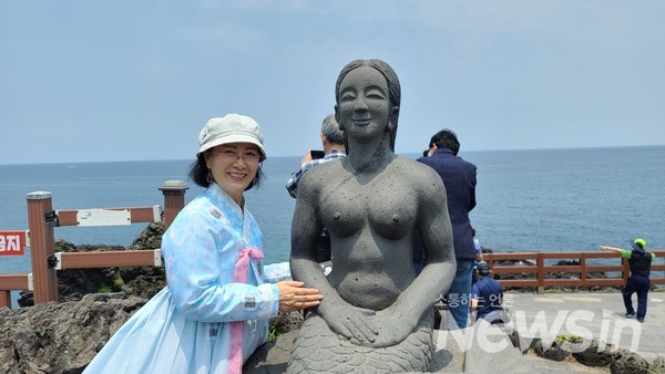 서울에서 여행은 왔다는 모 회사의 지사장 신희정 이라고 본인 소개를 한다(사진=정경호 기자)