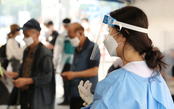 25일 오전 서울 중구 서울역광장에 마련된 임시선별검사소에서 의료진이 검사를 안내하고 있다. 2021.06.25 / 사진=[뉴시스]