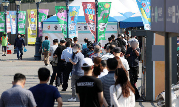 코로나19 신규 확진자가 614명으로 집계된 27일 오전 서울 중구 서울역 임시선별검사소를 찾은 시민들이 검사를 받기 위해 줄을 서고 있다. 2021.06.27 / 사진=[뉴시스]
