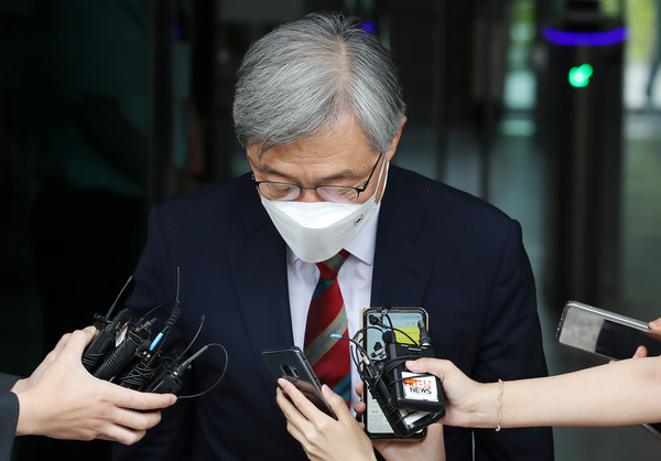 최재형 감사원장이 28일 오전 서울 종로구 감사원에 출근하며 취재진에 감사원장직 사퇴 관련 입장을 밝힌 뒤 인사하고 있다. 2021.06.28 / 사진=[뉴시스]