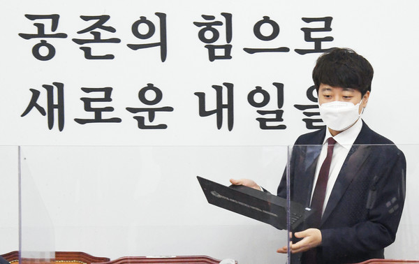 국민의힘 이준석 대표가 28일 서울 여의도 국회에서 열린 최고위원회의에 입장하고 있다.2021.06.28 / 사진=[공동취재사진]