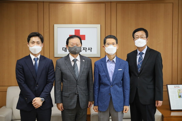 사진: 대한적십자사 신희영 회장(왼쪽 2번째)이 28일(월), 서울 중구 서울사무소에서 김명호 前대한적십자사 기획조정실장(오른쪽 1번째), 이상인 前보건복지부 감사관(오른쪽 2번째), 임영근 법무법인 나눔 변호사(왼쪽 1번째)을 제5기 청렴시민감사관으로 위촉했다.