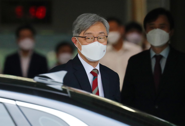 사의를 표명한 최재형 감사원장이 28일 오후 서울 종로구 감사원에서 퇴근하고 있다. 2021.06.28 / 사진=[뉴시스]