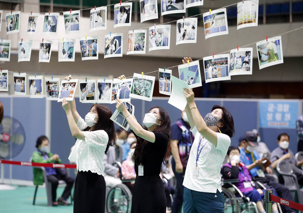 국내 백신 접종 123일차인 28일 광주 북구 코로나19 백신 예방접종센터에서 접종 의료진의 일상을 촬영한 사진들이 전시되고 있다. 북구는 의료진 노고에 보답하고 접종자들의 지루함을 달랠 볼거리를 제공하고자 전시회를 마련했다.2021.06.28 / 사진=[광주 북구 제공]