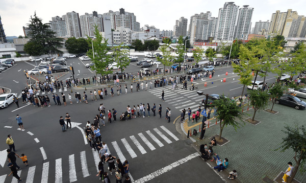 29일 대구 달서구 이마트 월배점에서 코로나19 확진자가 11명 발생한 가운데 마트 주차장에 마련된 임시선별검사소에 검사를 받으려는 시민들로 북새통을 이루고 있다. 2021.06.29 / 사진=[뉴시스]