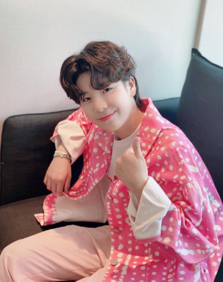 사진설명 : 활발한 나눔활동을 펼치고 있는 가수 정동원