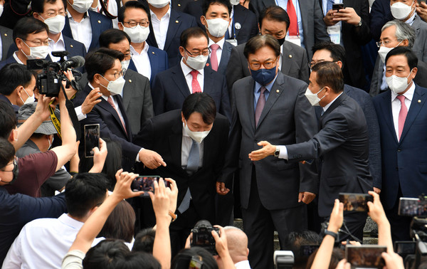 윤석열 전 검찰총장이 29일 오후 대서울 서초구 매헌 윤봉길의사 기념관에서 대선 출마 기자회견에 앞서 지지자에 인사하고 있다. 2021.06.29 / 사진=[국회사진기자단]
