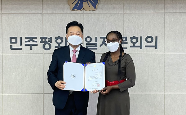 ▲민주평통 의료봉사단 김철수 단장(왼쪽)이 탈북 및 다문화 가정 모범 학생들에게 장학금을 전달하고 기념촬영을 하고 있다. (사진=민주평통 의료봉사단 제공)