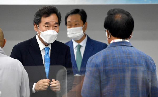 이낙연 더불어민주당 전 대표가 30일 오전 광주 서구 광주시의회 5층 회의실에서 열린 '광주발전 주요 현안 논의를 위한 초청 간담회'에 참석해 인사를 하고 있다. 2021.06.30 / 사진=[뉴시스]