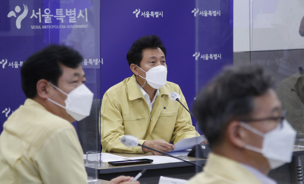 오세훈 서울시장이 30일 오후 서울시청에서 25개구 구청장들이 화상으로 참석한 시·구 코로나19 특별방역 대책회의를 주재하고 있다. 2021.06.30 / 사진=[뉴시스]