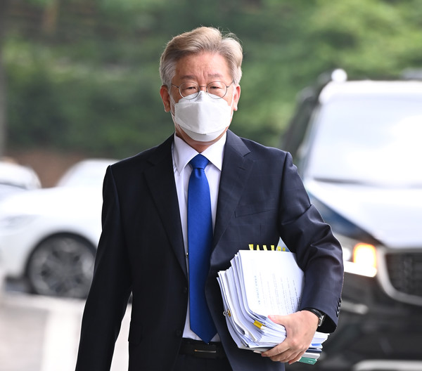 대선 출마선언을 하루 앞둔 이재명 경기도지사가 30일 오전 경기도 수원시 팔달구 경기도청으로 출근하고 있다. 1일 출마선언에서는 '대한민국 대전환, 이재명은 합니다'를 슬로건으로 내세울 전망이다. 2021.06.30 / 사진=[뉴시스]