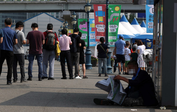 1일 오후 서울역에 설치된 중구 코로나19 임시선별검사소에서 시민들이 코로나19 검사를 받기위해 줄 지어 서 있다. 2021.07.01 / 사진=[뉴시스]
