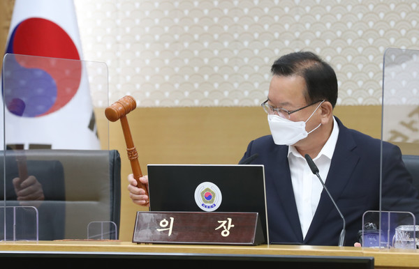 김부겸 국무총리가 1일 오전 정부세종청사에서 열린 임시 국무회의에서 회의 시작을 알리는 의사봉을 두드리고 있다. 2021.07.01 / 사진=[뉴시스]