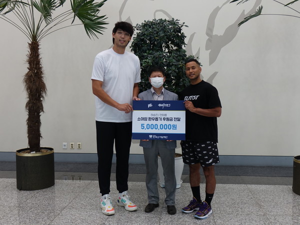 사진설명 :   왼쪽부터 전 프로농구선수 하승진, 한국소아암재단 홍승윤 사무국장, 전 프로농구선수 전태풍