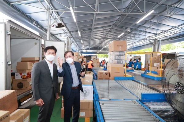 노형욱 국토교통부 장관이 작업현장에서 설명을 듣고 있다 = 국토교통부