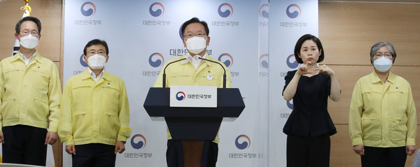 김부겸 국무총리가 2일 서울 종로구 정부서울청사에서 코로나19 관련 대국민 담화를 발표하고 있다. 왼쪽부터 김희겸 행정안전부 재난안전관리본부장, 권덕철 보건복지부 장관, 김부겸 총리, 수화통역, 정은경 질병관리청장. 2021.07.02 / 사진=[뉴시스]