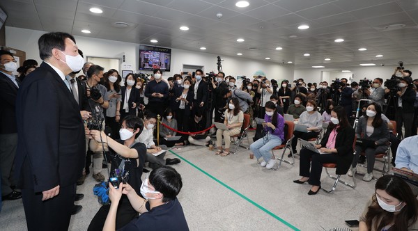 대선 출마를 선언한 윤석열 전 검찰총장이 30일 서울 여의도 국회 소통관 국회기자실을 방문한 뒤 취재진 질문에 답변하고 있다.2021.06.30 / 사진=[공동취재사진]