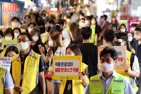 마포구, 식품위생감시원, 시민순찰대, 홍대상인회 관계자들이 2일 오후 서울 마포구 홍대거리에서 사회적 거리두기 계도활동을 하고 있다. 2021.07.02 / 사진=[뉴시스]