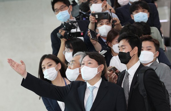 대선 출마를 선언한 윤석열 전 검찰총장이 30일 서울 여의도 국회 소통관 국회기자실을 방문한 뒤 이동하고 있다.2021.06.30 / 사진=[공동취재사진]