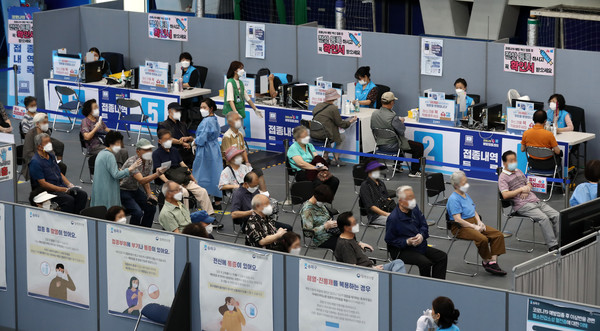 7월에 시행할 코로나19 백신 접종 계획 발표를 앞둔 1일 오전 서울 송파구 코로나19 예방접종센터에서 접종을 마친 시민들이 이상반응 확인을 위해 대기하고 있다. 2021.07.01 / 사진=[뉴시스]