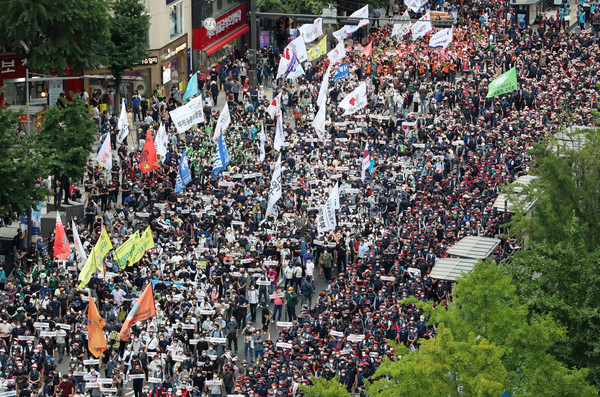 전국민주노동조합총연맹 회원들이 3일 서울 종로2가에 모여 노동자대회를 하고 있다. 2021.07.03 / 사진=[뉴시스]