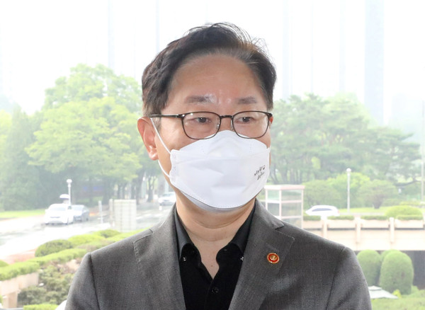 박범계 법무부장관이 28일 오전 경기 과천시 정부과천청사 법무부로 출근해 기자들 질문에 답하고 있다. 2021.06.28 / 사진=[뉴시스]