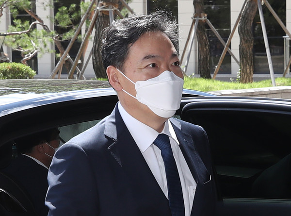 김오수 검찰총장이 16일 오전 유남석 헌법재판소장을 예방, 서울 종로구 헌법재판소로 들어서고 있다. 2021.06.16 / 사진=[뉴시스]