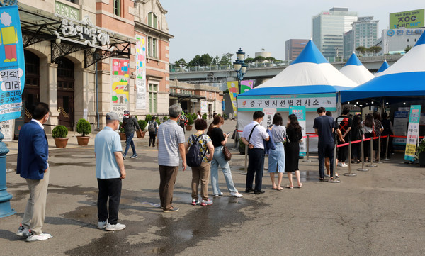 코로나19 신규 확진자가 나흘 연속 700명대를 기록한 6일 오전 서울 중구 서울역광장에 마련된 코로나19 임시선별검사소에서 시민들이 검사를 받기 위해 대기하고 있다. 2021.07.06 / 사진=[뉴시스]