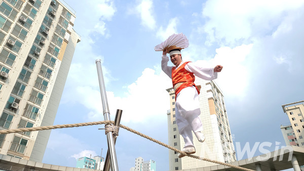 신나는 예술여행, 어름산이 김민중(정동예술단) 코로나19로 주춤했던 공연 출발. (사진=정경호 기자)