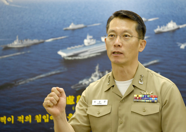 해군본부 기획관리참모부장 정승균 제독이 인터뷰 질의에 답변하고 있다.