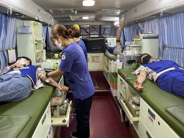 넥센타이어 양산 공장 임직원 헌혈 참여 모습 (사진 = 넥센타이어 제공)