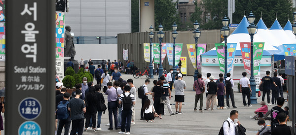 코로나19 신규 확진자가 1200명을 넘어선 7일 오전 서울 중구 서울역광장에 마련된 코로나19 임시선별검사소에서 시민들이 검사를 받기 위해 줄지어 서 있다. 2021.07.07 / 사진=[뉴시스]