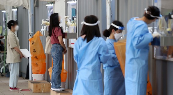 1316명의 신규 코로나19 확진자가 발생한 9일 오전 서울시청 광장에 설치된 임시 선별검사소에서 시민들이 검사를 받고 있다. 2021.07.09 / 사진=[뉴시스]