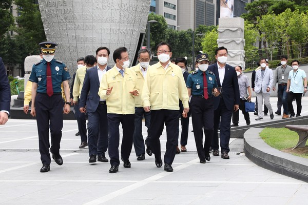 김부겸 국무총리가 9일 서울 강남구 삼성동에서 정순균 강남구청장의 안내를 받으며 강남 임시선별검사소 현장점검을 하고 있다. 2021.07.09 / 사진=[공동취재사진]