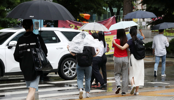 대기불안정에 의해 소나기가 내린 30일 오후 서울 종로구 세종문화회관 일대에서 우산을 쓴 시민들이 발걸음을 옮기고 있다. 2021.06.30 / 사진=[뉴시스]