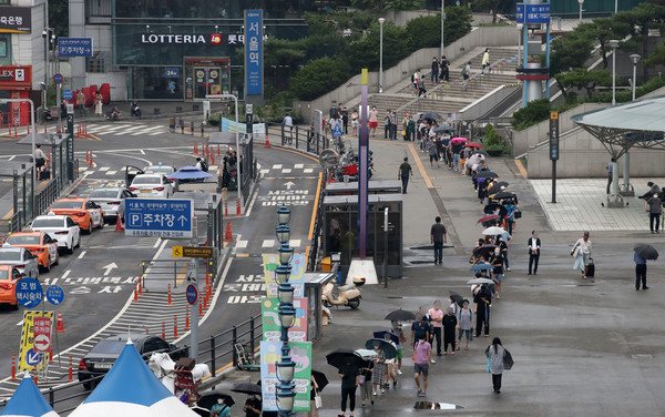 코로나19 신규 확진자가 1,324명으로 집계, 사흘연속 1300명대 초반을 기록한 11일 오전 서울 중구 서울역광장에 마련된 코로나19 중구임시선별검사소에서 시민들이 검사를 받기 위해 줄 서 있다. 2021.07.11 / 사진=[뉴시스]