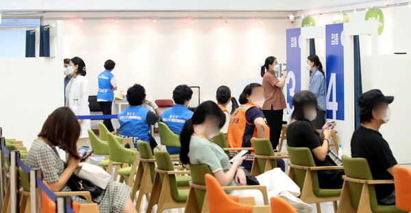 8일 오후 서울 시내 한 코로나19 예방접종센터에서 접종 대상자들이 백신을 접종한 뒤 이상반응 모니터링을 위해 자리에 앉아 있다. 7일까지 누적 1차 접종자는 1547만 6019명으로 전체 인구 5134만 9116명(2020년 12월 주민등록 거주자 인구)의 약 30.1%, 권장 접종 횟수를 완료한 사람은 555만 3120명으로 전 국민의 10.8%다. 2021.07.08 / 사진=[뉴시스]