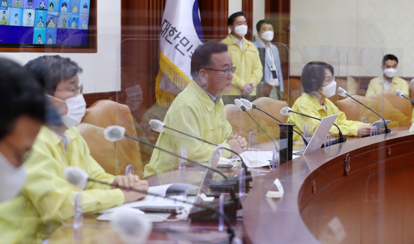 김부겸 국무총리가 11일 오후 서울 종로구 정부서울청사에서 열린 코로나19 대응 중앙재난안전대책본부 회의에 참석해 발언하고 있다. 2021.07.11 / 사진=[뉴시스]