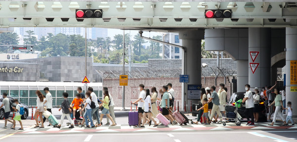 코로나19 '4차 대유행'으로 수도권 사회적 거리두기 4단계 실시를 하루 앞둔 11일 오후 제주국제공항 1층 도착장에 휴가를 제주에서 보내려는 관광객들의 발걸음이 이어지고 있다. 2021.07.11 / 사진=[뉴시스]