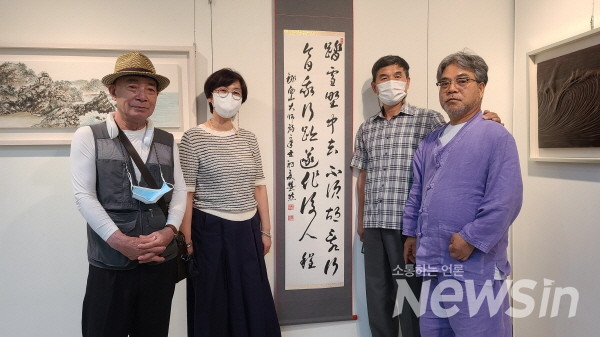 삼락연서회 회원들과 전시회장에서 기념촬영. . . (사진=정경호 기자)