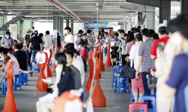 12일 오전 광주 북구 용봉동 선별진료소에 코로나19 검사를 받으려는 시민 발길이 잇따르고 있다. 수도권을 중심으로 4차 감염 유행이 번지면서 각 선별진료소에도 긴 줄이 늘어섰다.2021.07.12 / 사진=[광주 북구 제공]
